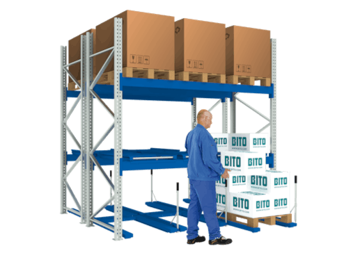 Ein Mann verlädt Kisten von einer Palette in ein BITO Palettenregal.