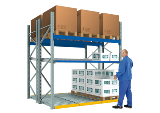 Ein Mann steht vor einem BITO Palettenregal.