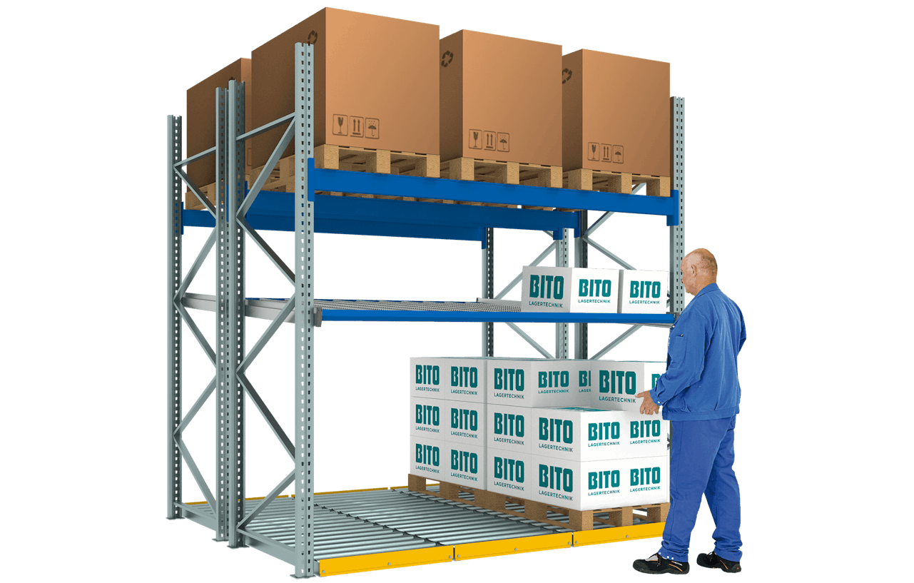 Ein Mann steht vor einem BITO Palettenregal.