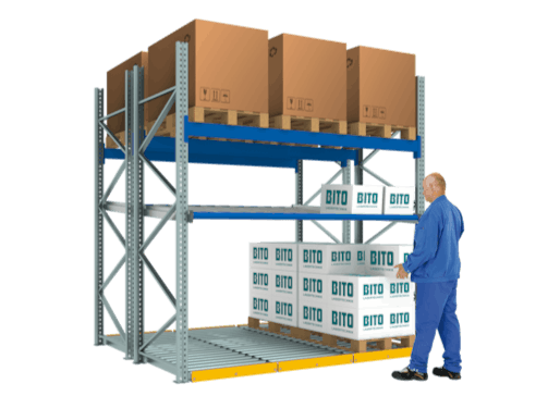 Ein Mann steht vor einem BITO Palettenregal.