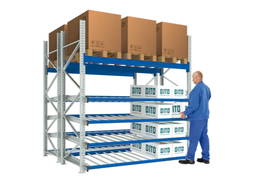 Ein Mann hebt einen BITO Karton aus dem Palettenregal.