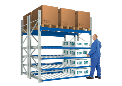 Ein Mann hebt einen BITO Karton aus dem Palettenregal.