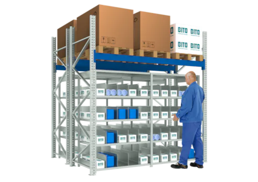 Ein Mann steht vor Kleinteilen, die mit Trennblechen in einem BITO Palettenregal gelagert werden.