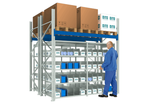 Ein Mann steht vor Kleinteilen, die mit Trennblechen in einem BITO Palettenregal gelagert werden.