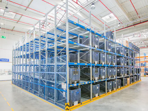 Automatisiertes BITO Paletten-Durchlaufregallager für maximale Lagerdichte in einer Großbühnenanlage bei Electrolux.