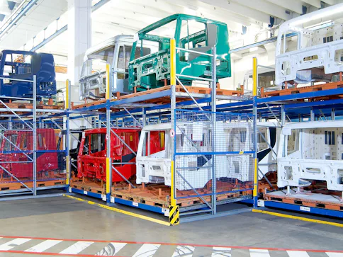BITO Regalsystem zur sicheren Lagerung von Lkw-Fahrerhäusern in einer automatisierten Logistikumgebung.