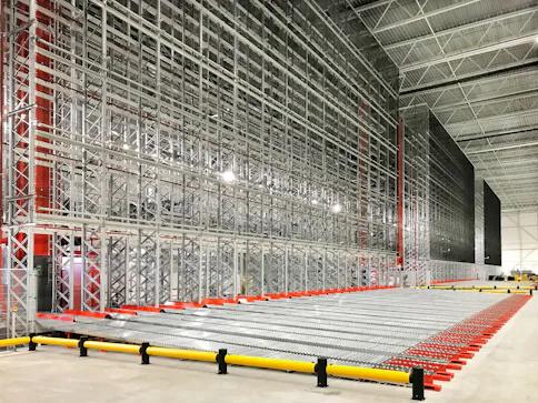 BITO Paletten-Durchlaufregal mit Rollenbahnen für die optimierte FIFO-Lagerung im Logistikzentrum.