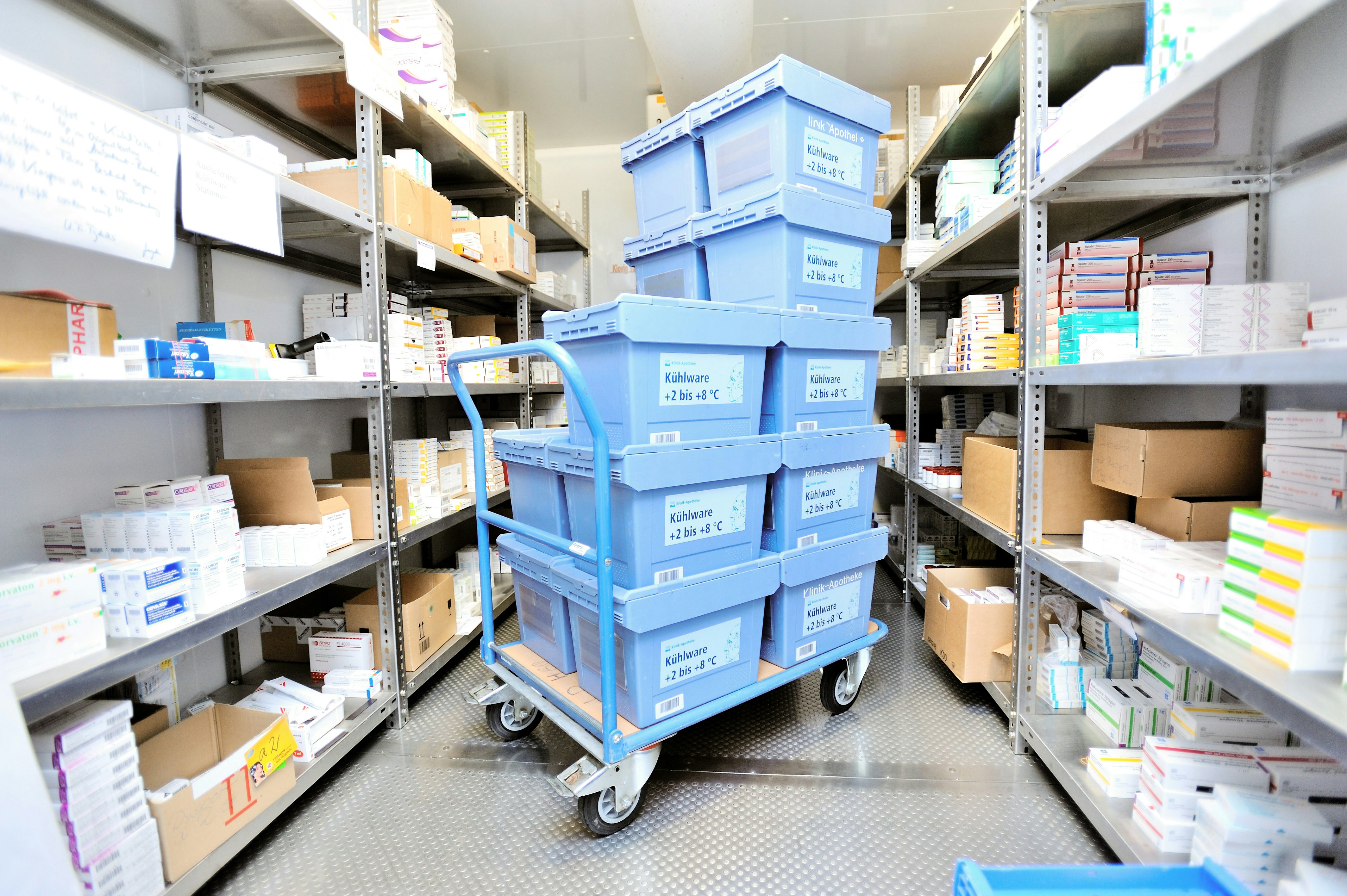 BITO Behälter, die gefüllt mit Kühlwaren sind stehen auf einem Wagen in einem Kühlraum.