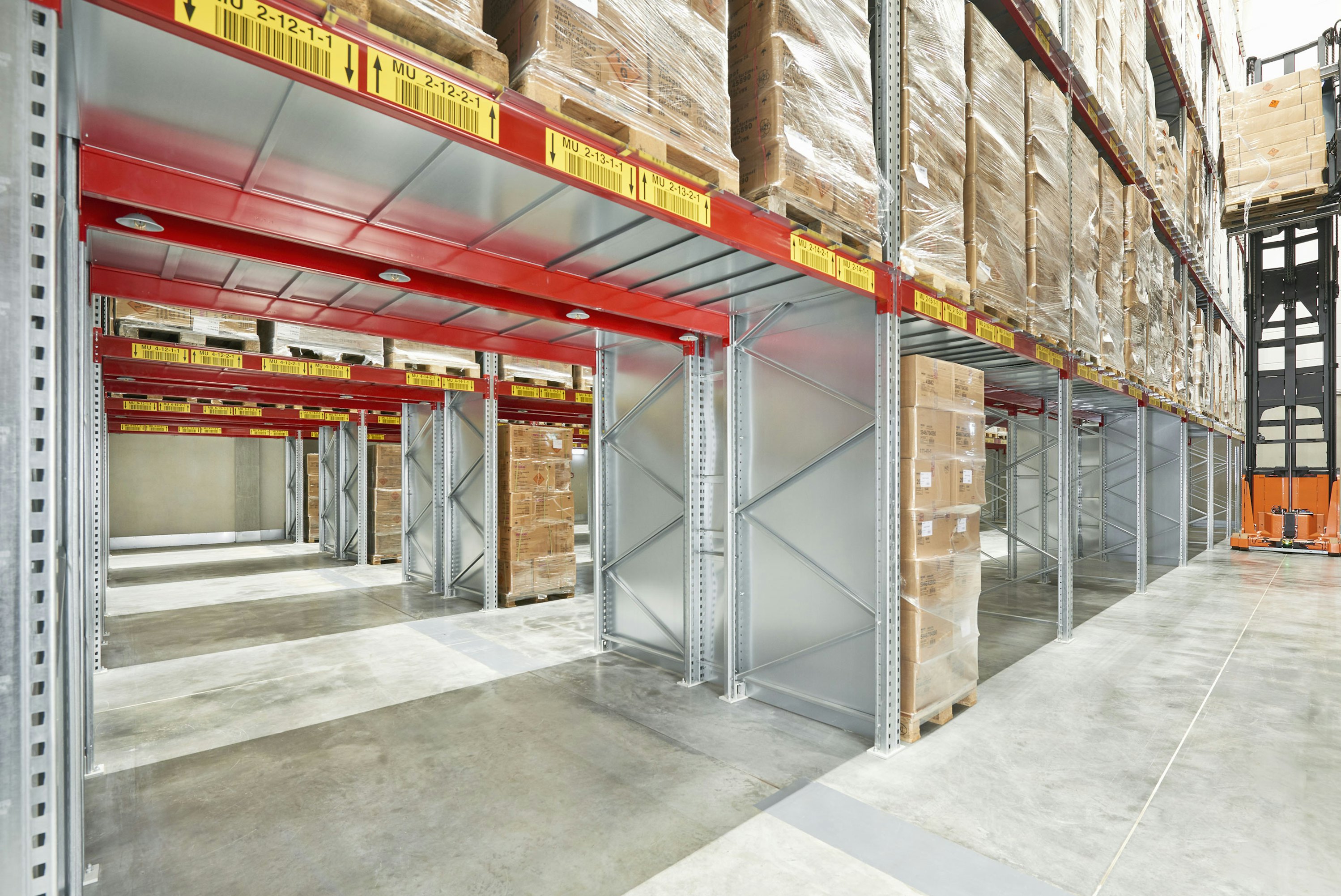 Feuerlöschanlage ist an einem BITO Regal zwischen den Böden angebracht.