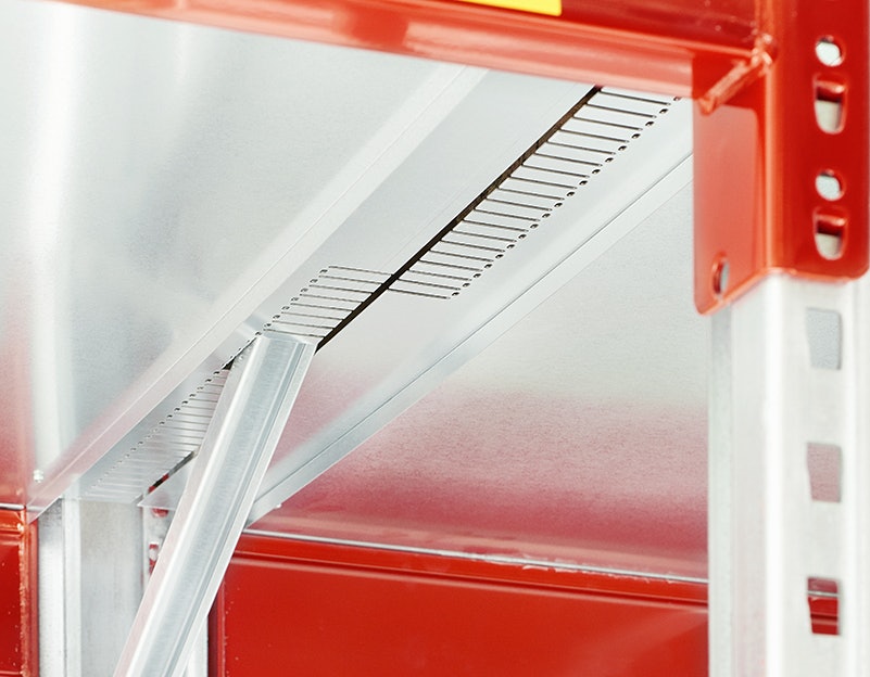 Feuerlöschanlage ist an einem BITO Regal zwischen den Böden angebracht.