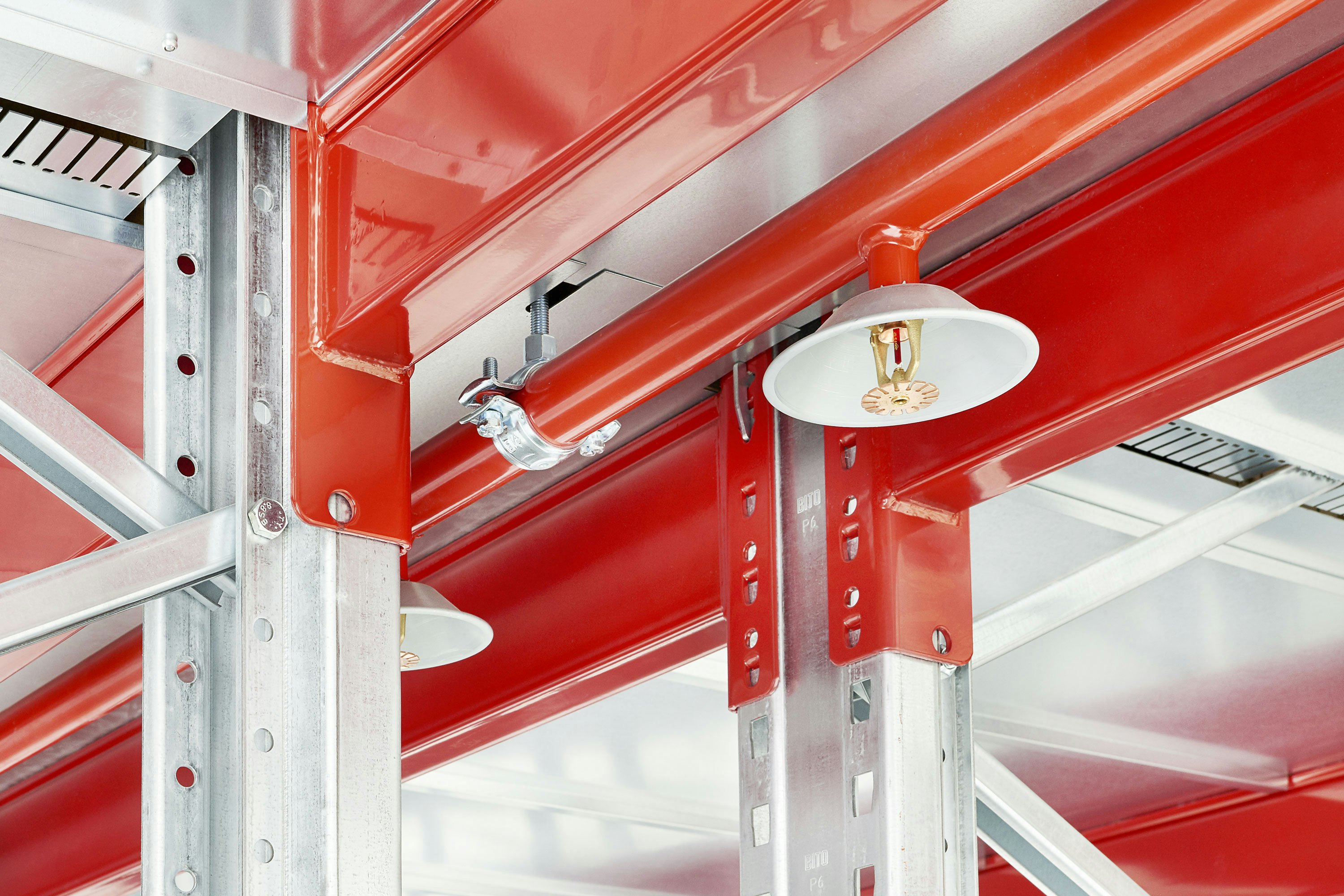 Feuerlöschanlage ist an einem BITO Regal zwischen den Böden angebracht.