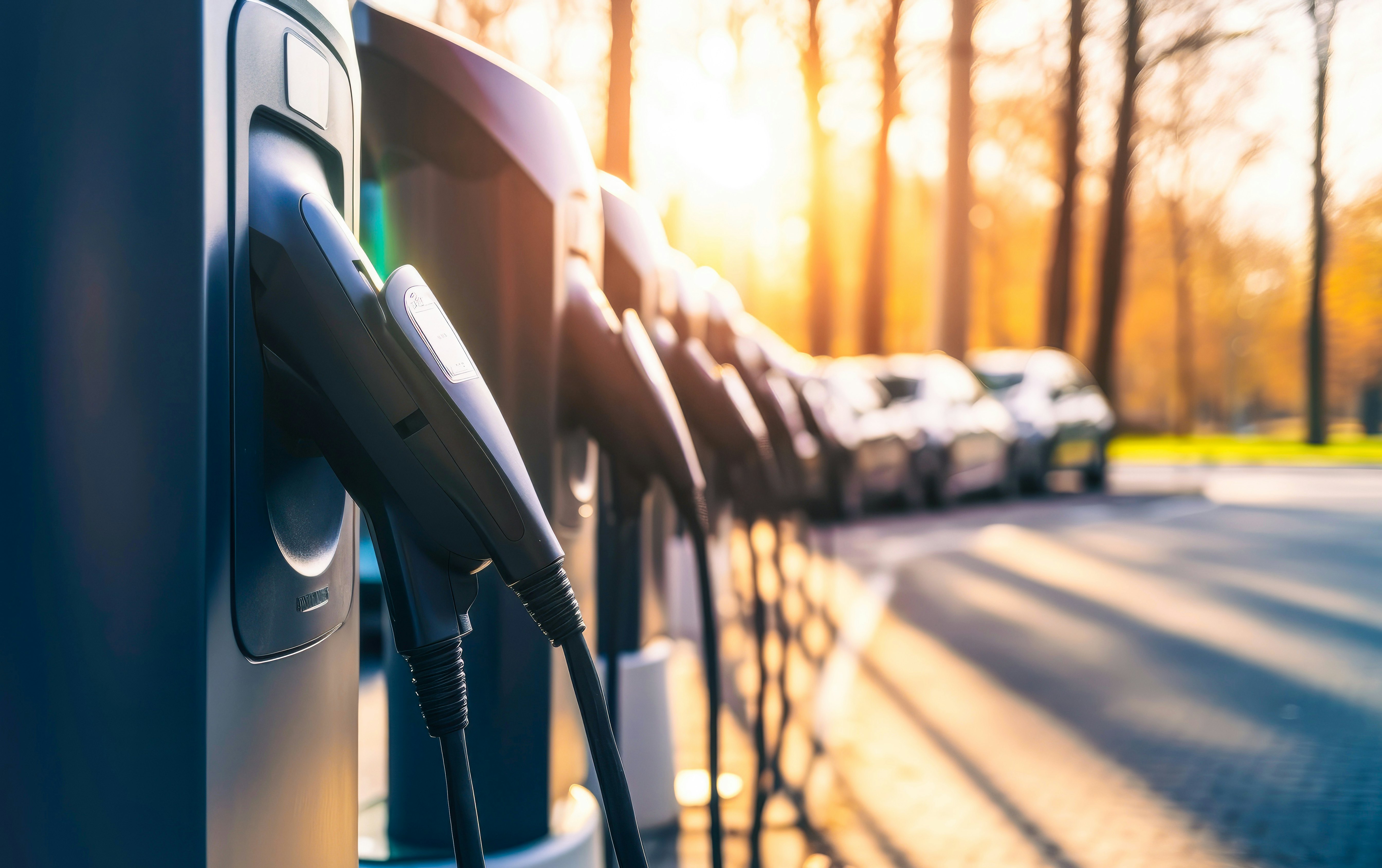 Eine Elektro Ladestation wird von der Sonne angestrahlt.
