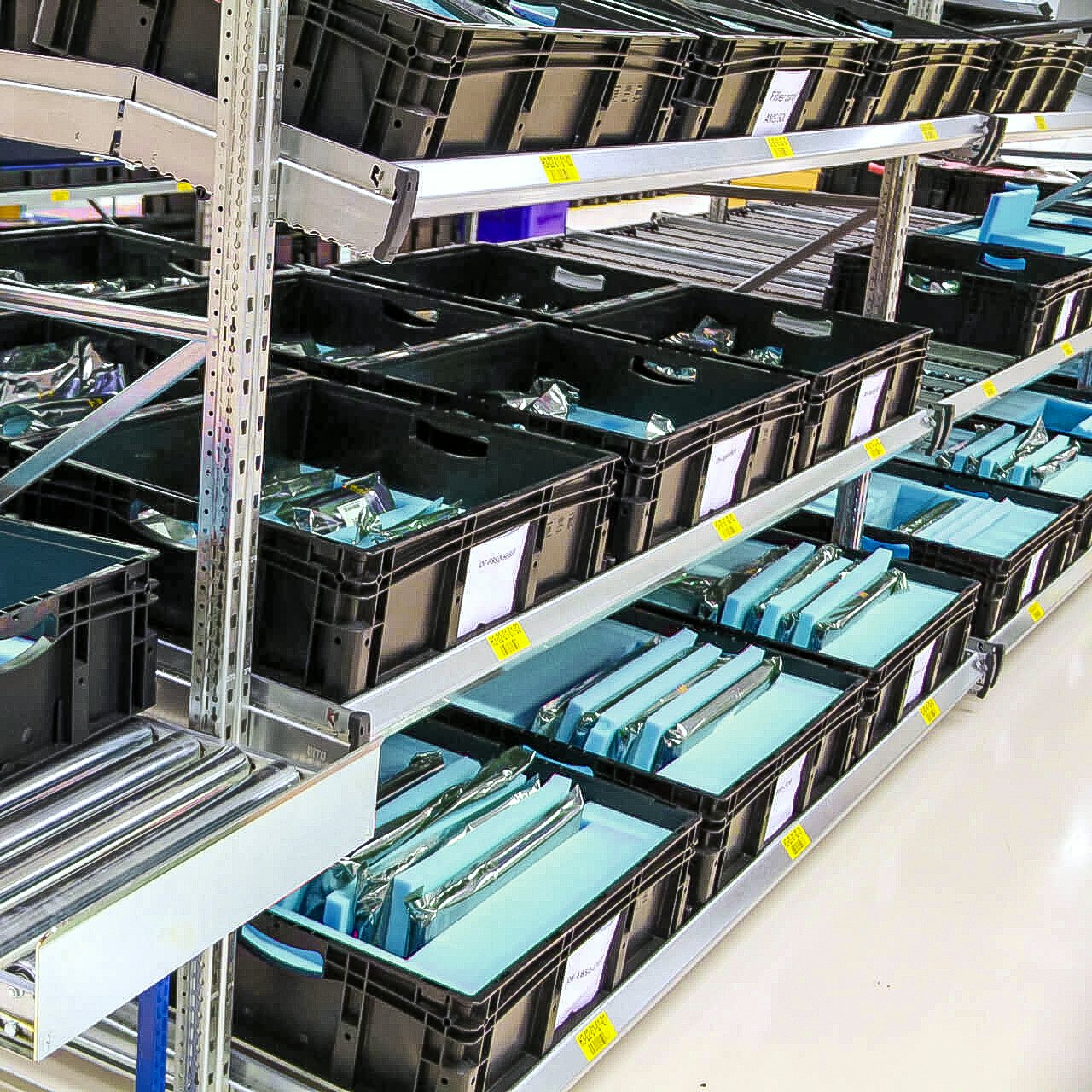 Ein BITO Regal mit schwarzen BITO Behältern.