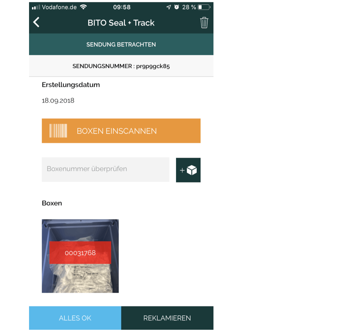Person sichert einen Behälter mit der Seal and Track App