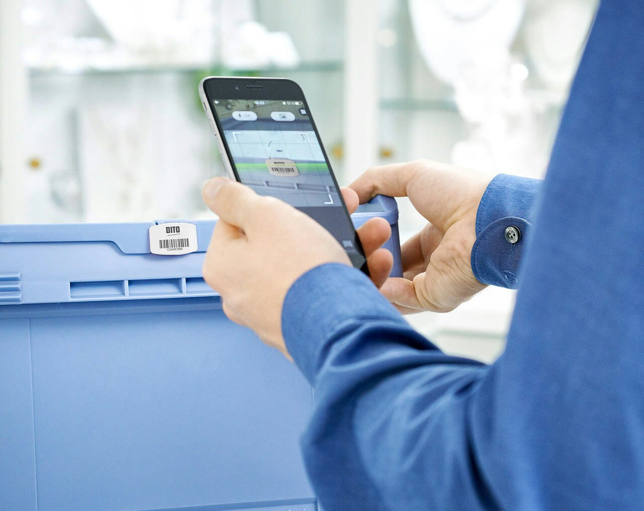 Person scannt einen Behälter mit der Seal and Track App