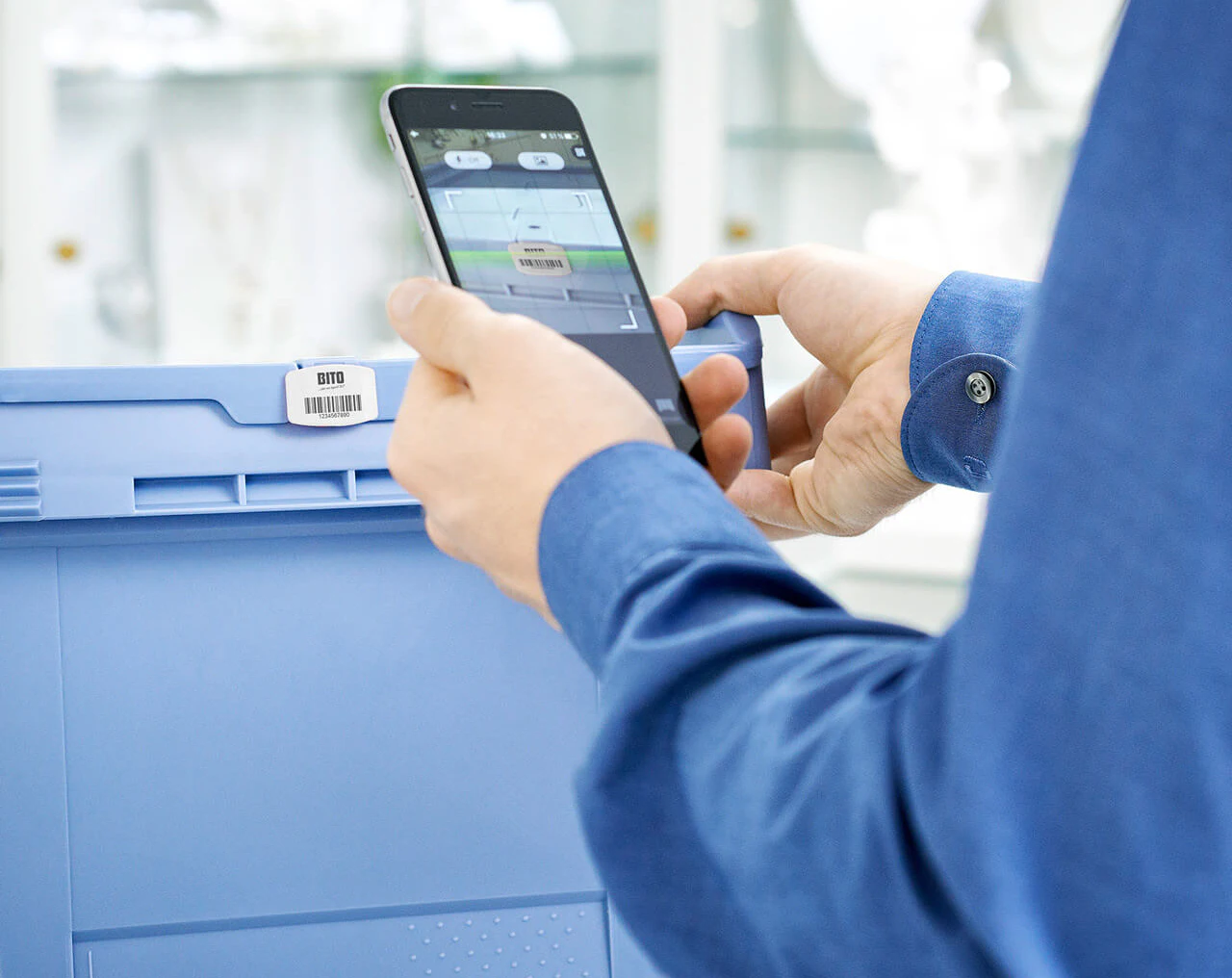 Person scannt einen Behälter mit der Seal and Track App