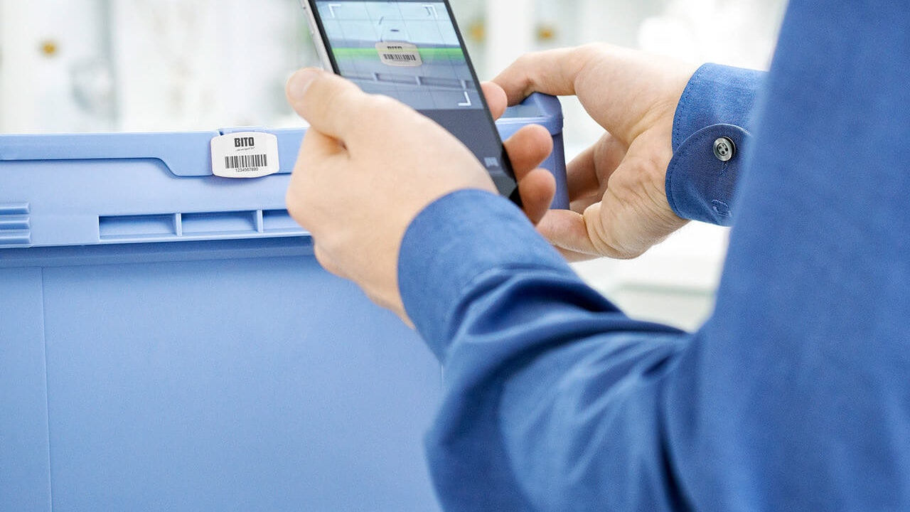 Person scannt einen Behälter mit der Seal and Track App