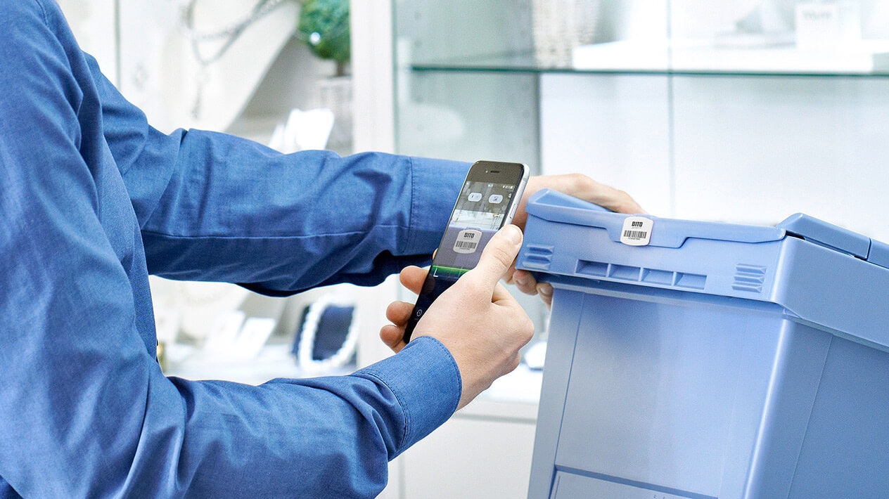 BITO Mitarbeiter verwendet die Seal and Track App zum Versiegeln eines Behälters