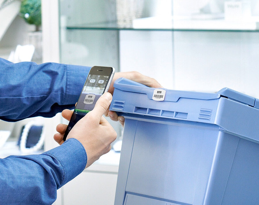 BITO Mitarbeiter verwendet die Seal and Track App zum Versiegeln eines Behälters