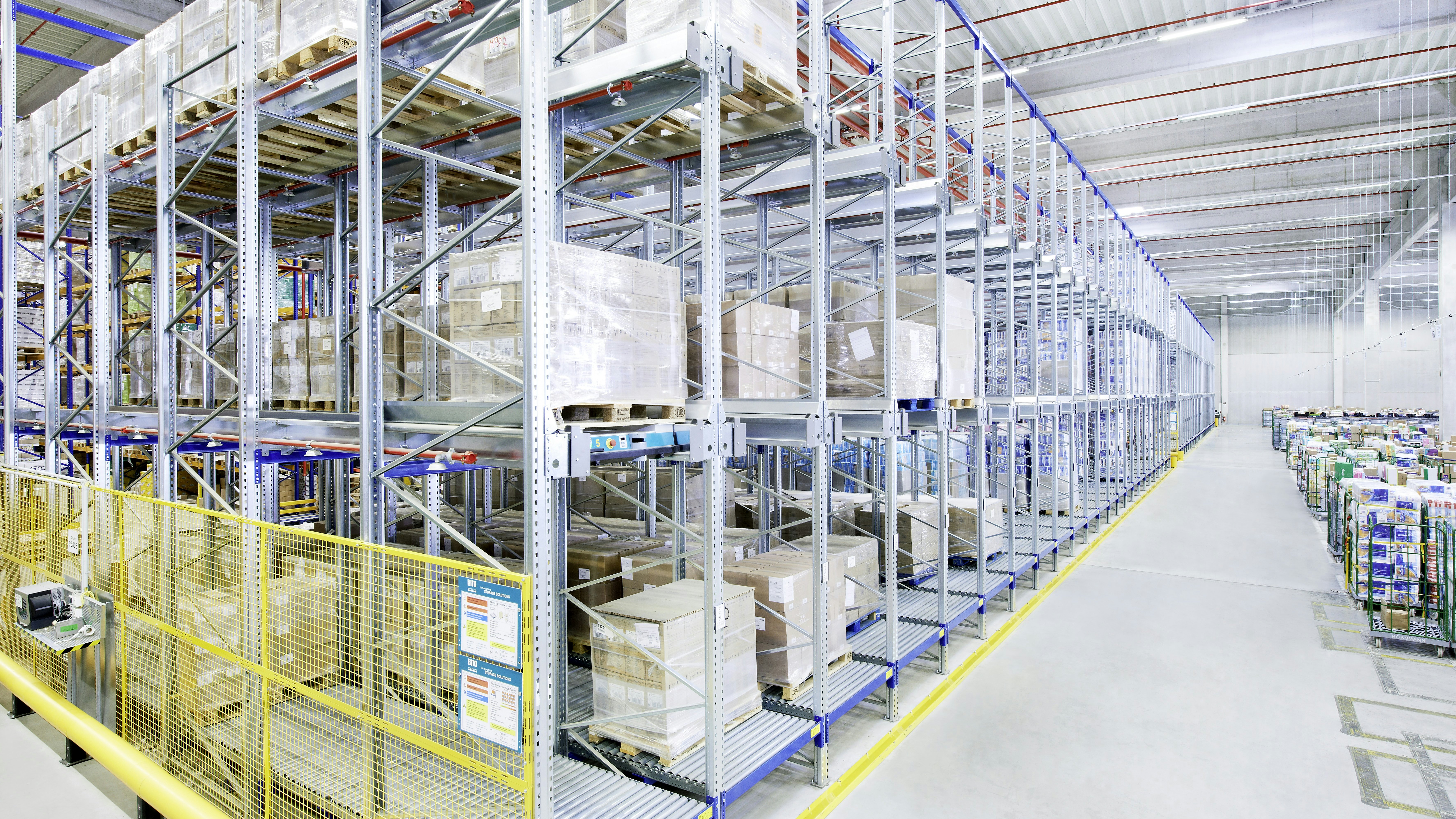 BITO Paletten-Durchlaufregallager kombiniert mit einem Shuttle-Kompaktlager Ein Lagersystem von BITO in einer großen Lagerhalle.