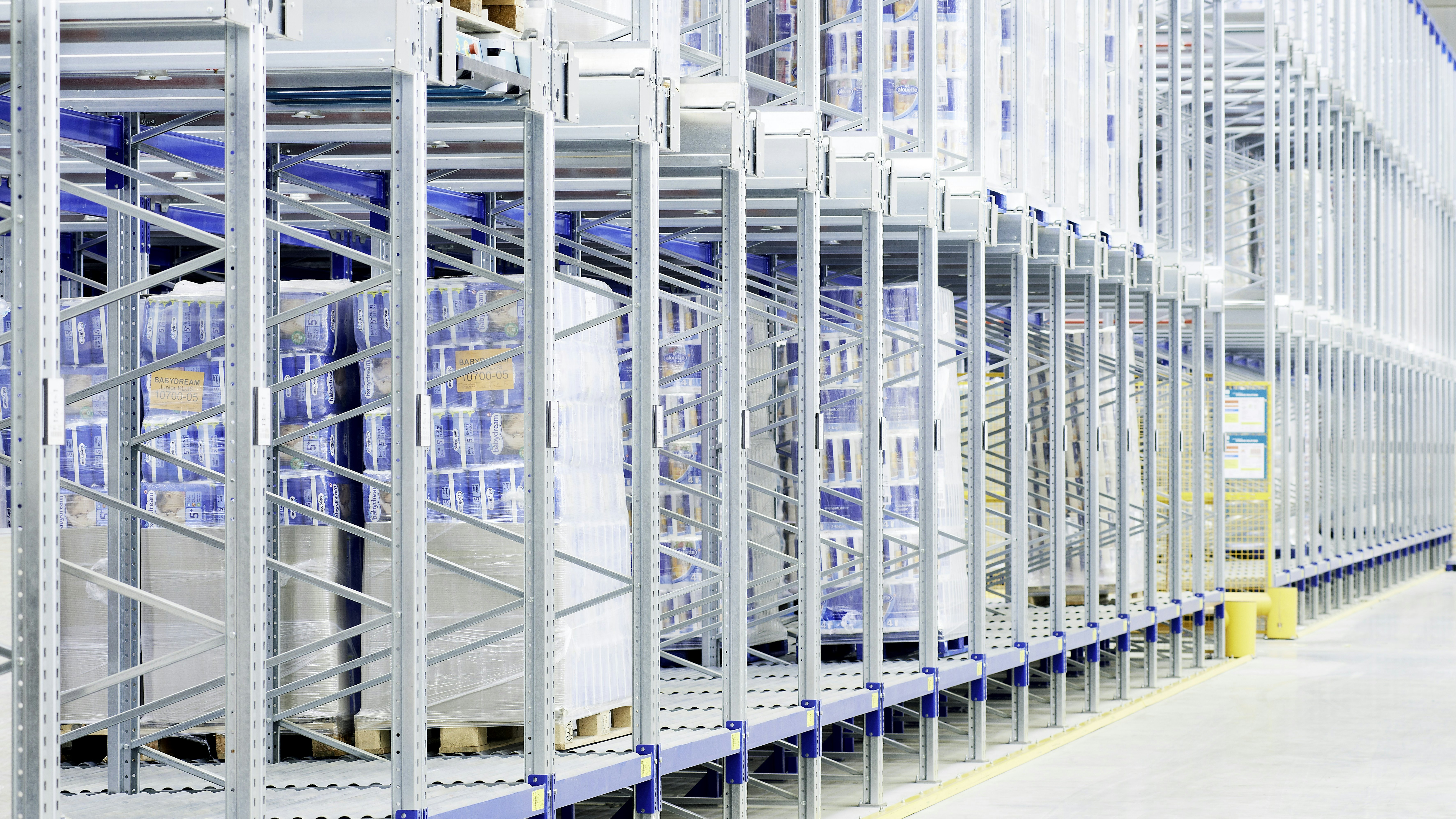 Regał paletowy przepływowy BITO Ein BITO Lagersystem, in dem Paletten mit Produkten von Babydream für Drogeriemärkte gelagert werden.
