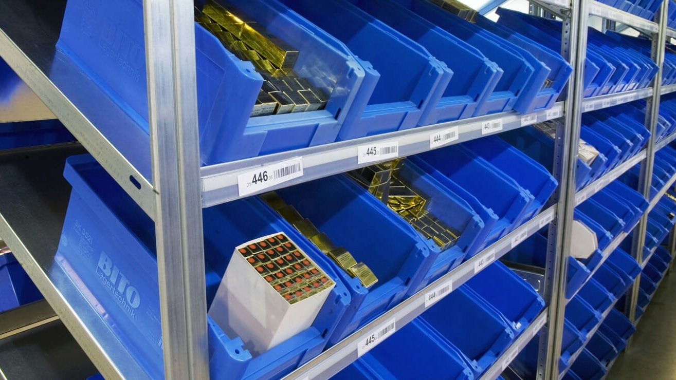 Regały przepływowe do ładunków drobnicowych BITO Verschiedene Drogerie Artikel stehen in BITO Behältern in einem BITO Regal.