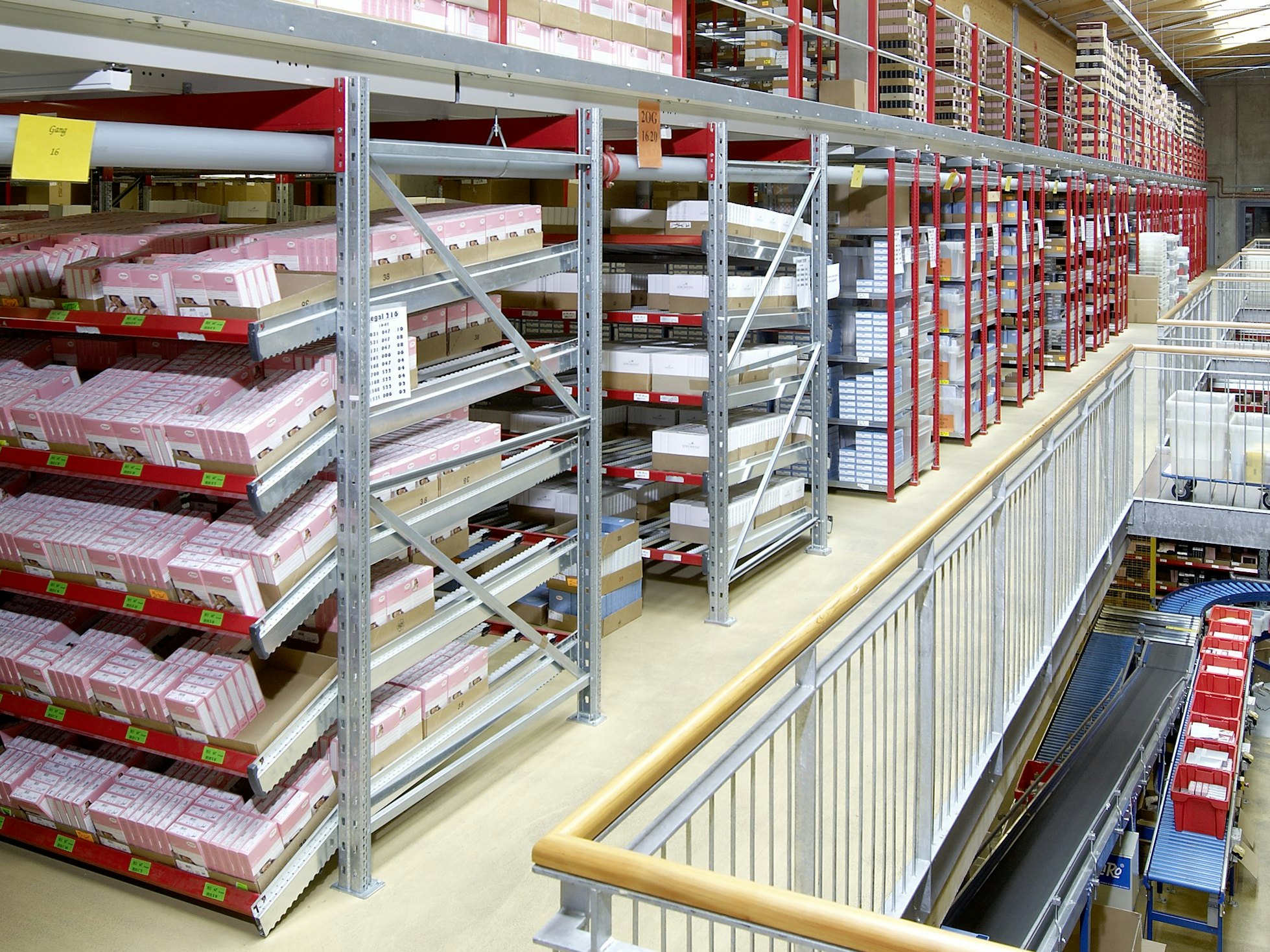 BITO Fachbodenregal und Bühnensystem Ein volles Lagerregal mit Produkten von Anita.