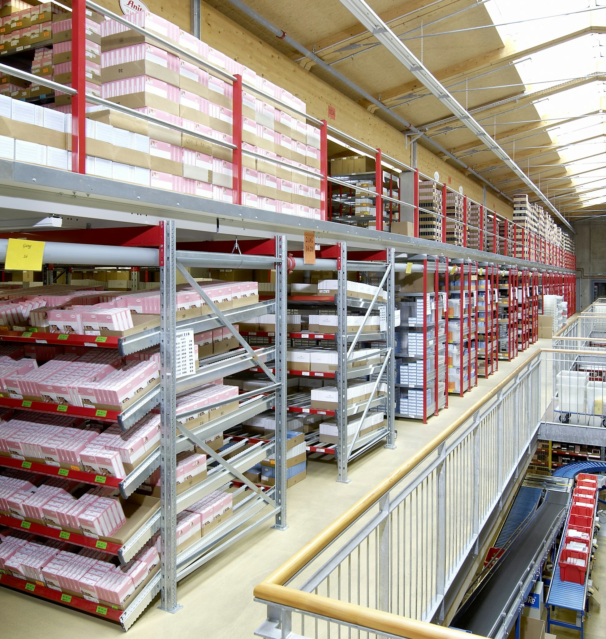 Rayonnages à tablettes BITO et installation à plusieurs étages Ein volles Lagerregal mit Produkten von Anita.