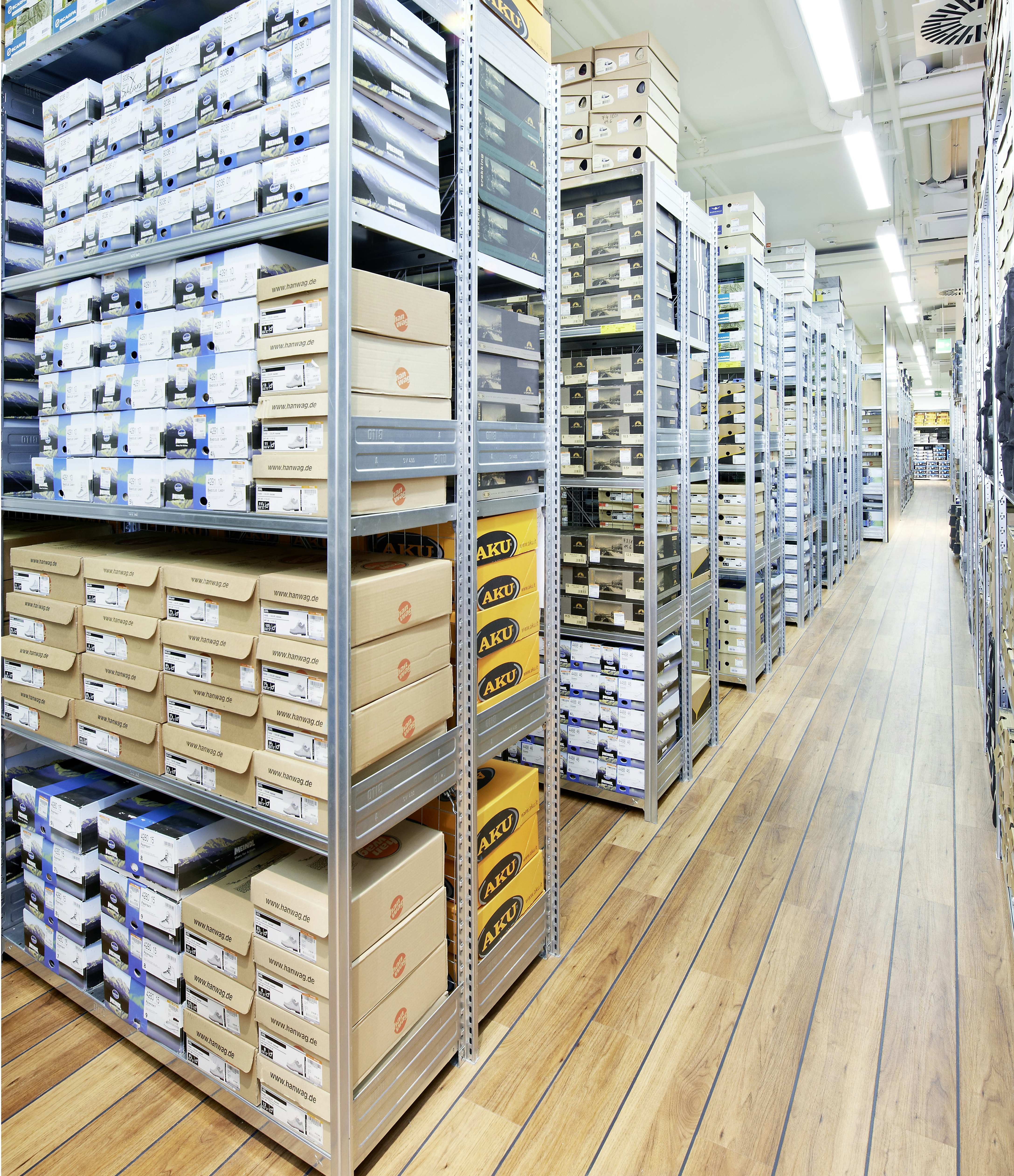 Rayonnages à tablettes BITO BITO Regale, die voll mit Schuhkartons sind.