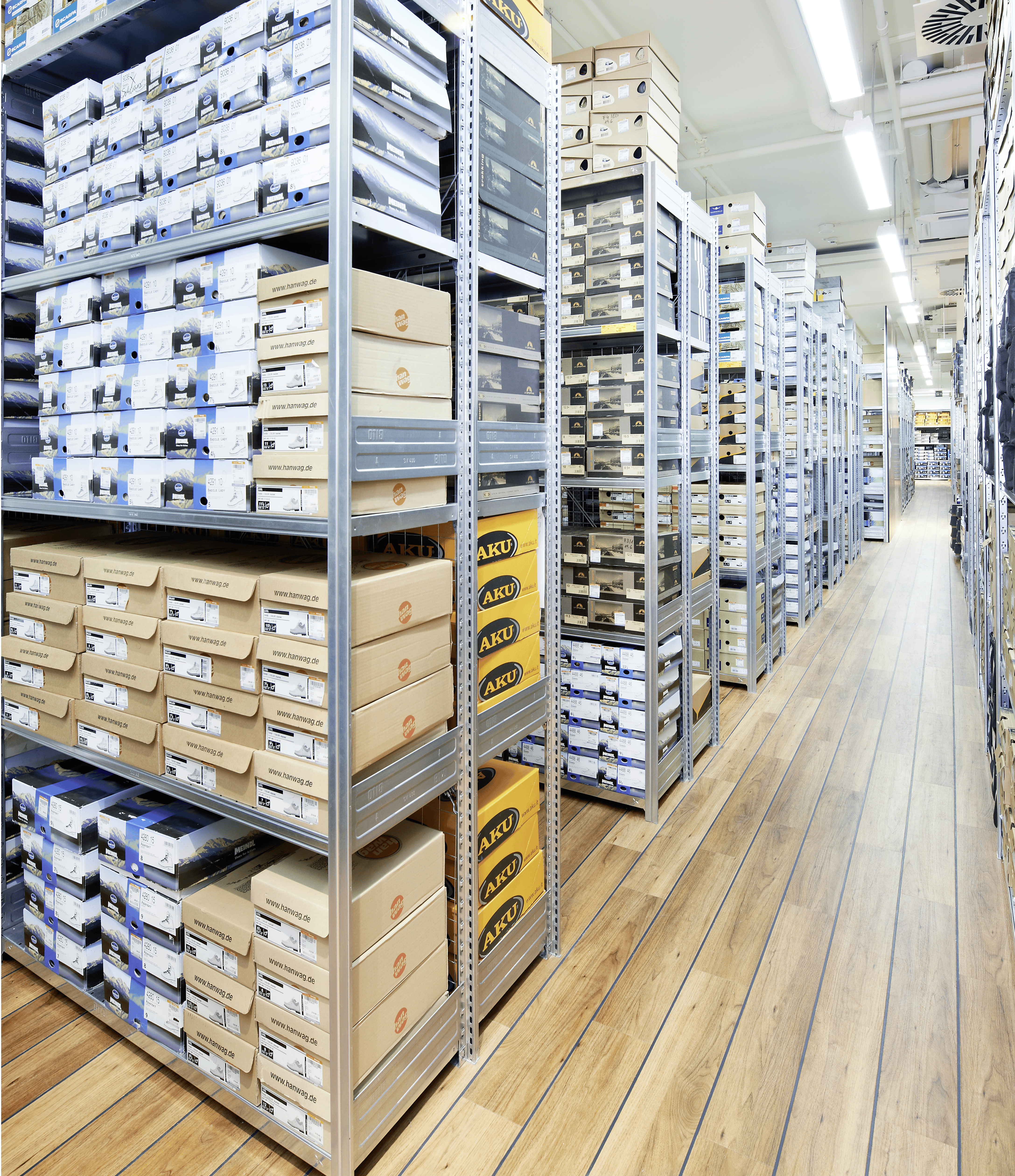 Policové regály BITO BITO Regale, die voll mit Schuhkartons sind.