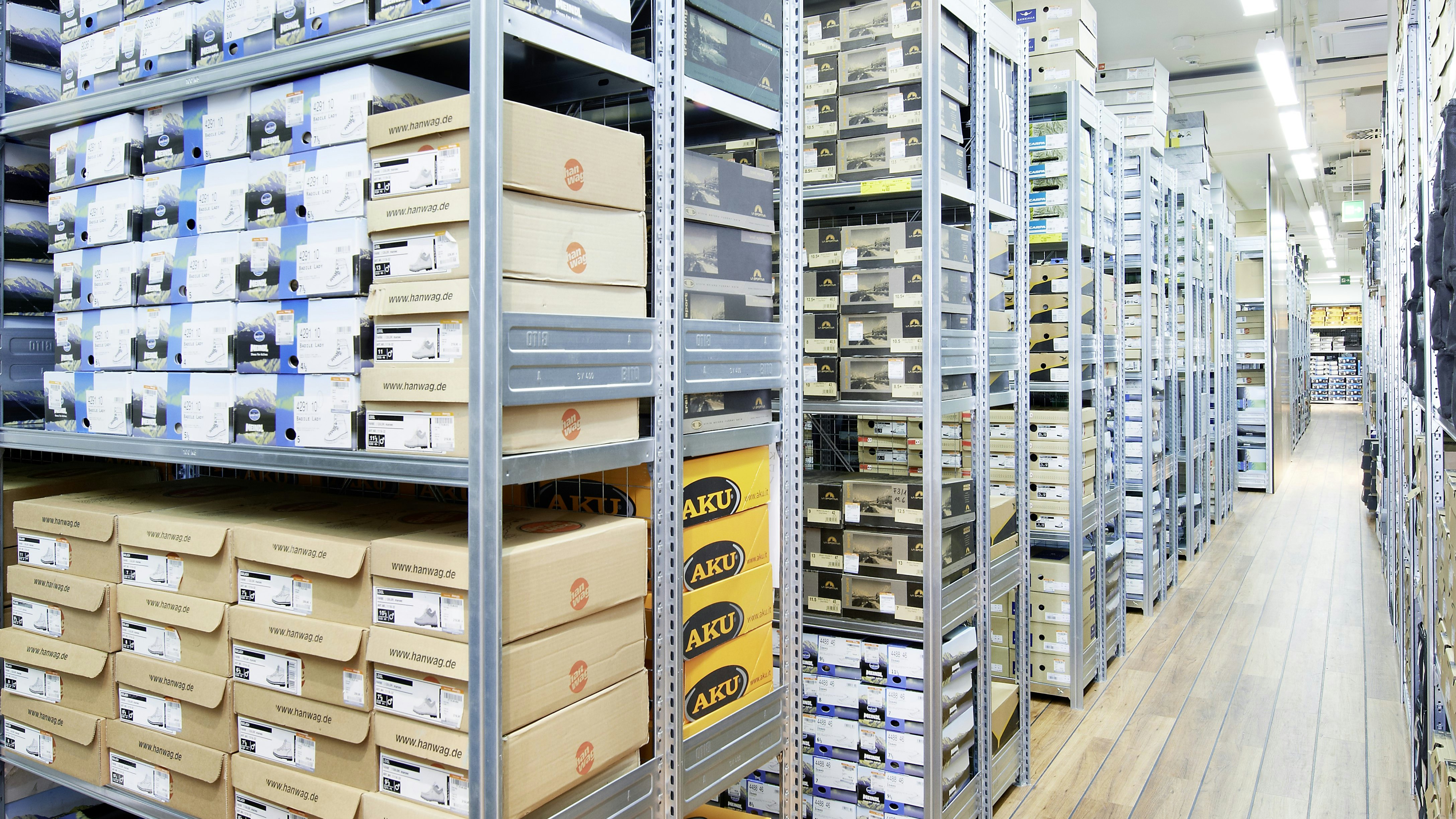 BITO Fachbodenregal BITO Regale, die voll mit Schuhkartons sind.