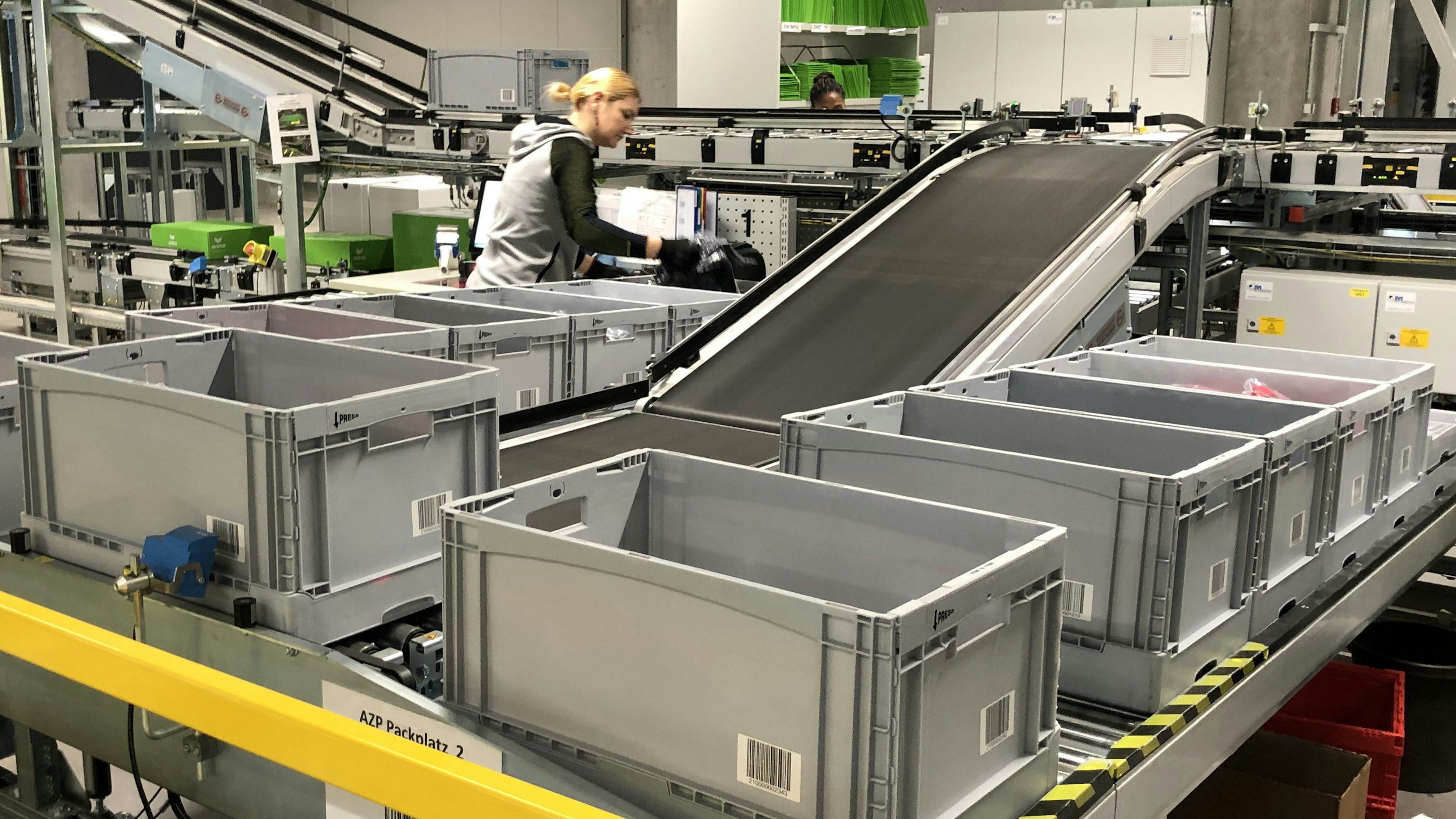 Bacs pliable BITOBOX EQ Stapelbehälter im Einsatz auf einer Rollenbahn