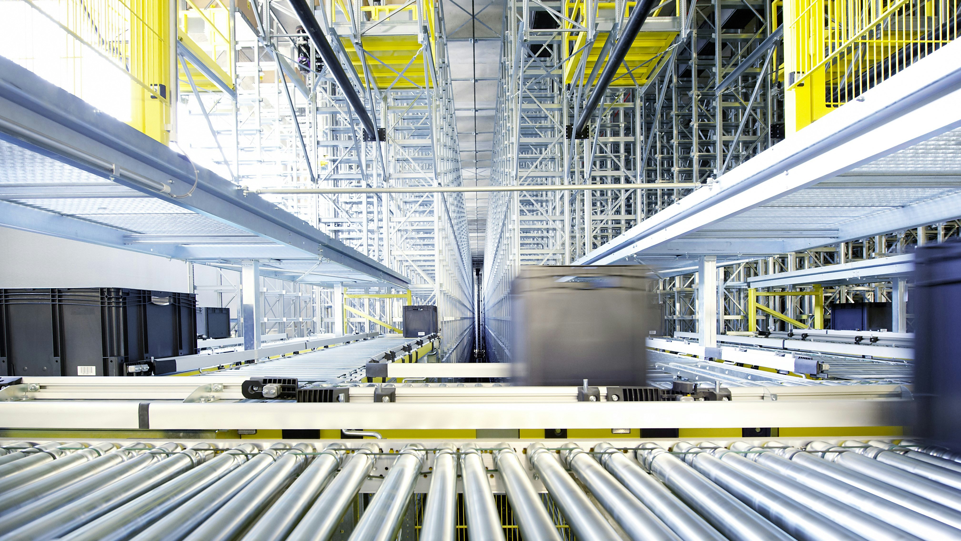 BITO XL Motion BITO Behälter fahren auf Rollbahnen durch die Regalsysteme hindurch.