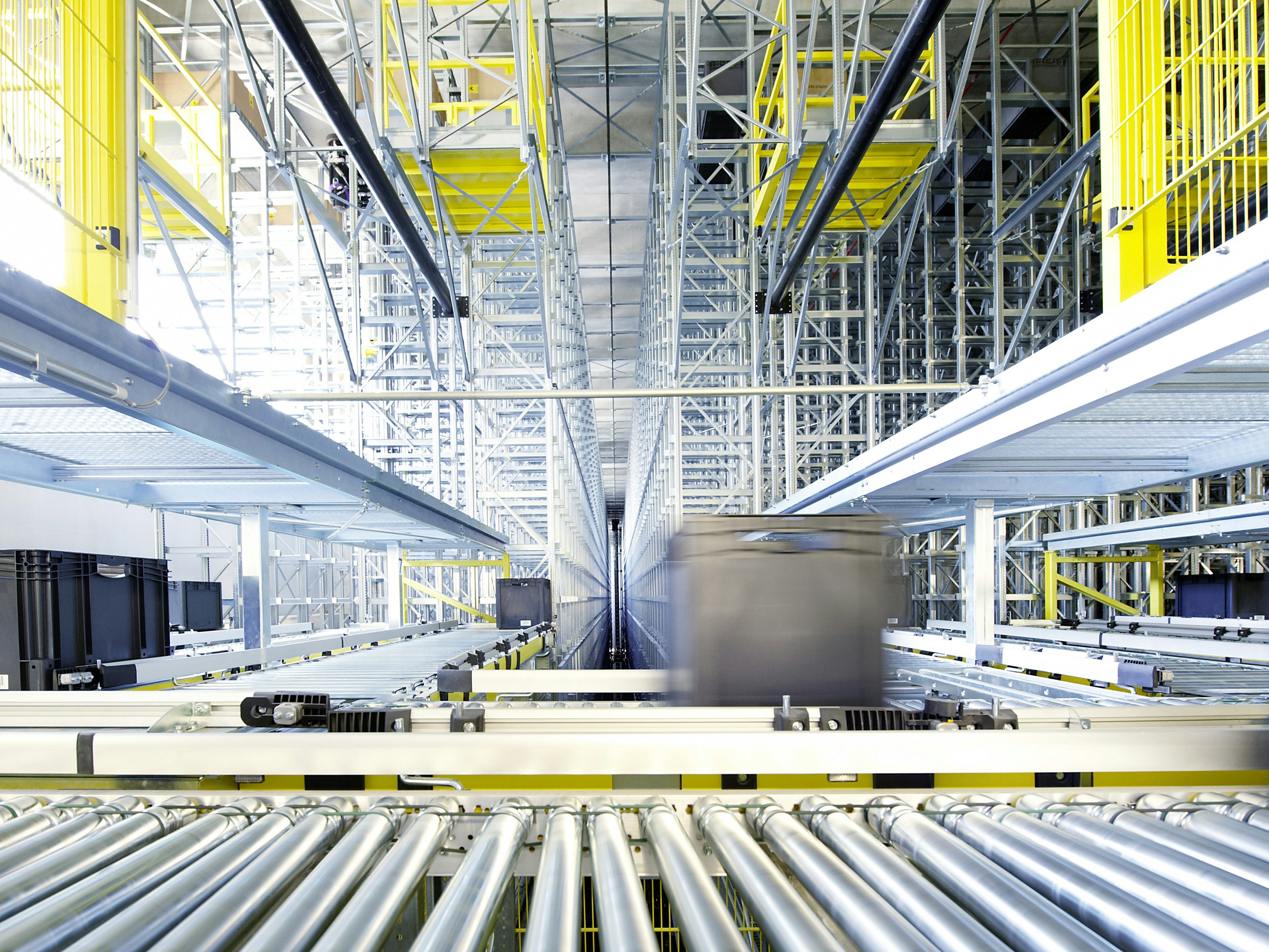 Bacs BITO XLmotion pour magasins automatisés BITO Behälter fahren auf Rollbahnen durch die Regalsysteme hindurch.