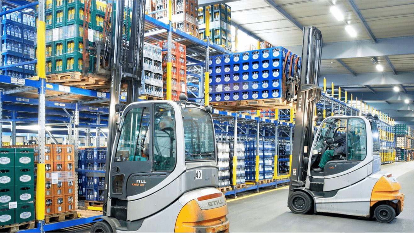 BITO Pallet live storage system Zwei Stapler verladen Getränkekisten in ein Palettenregal von BITO.