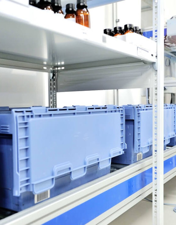 Pojemniki transportowe MB Nahaufnahme von BITO Behältern auf einer Rollleiste unter einem BITO Regal.