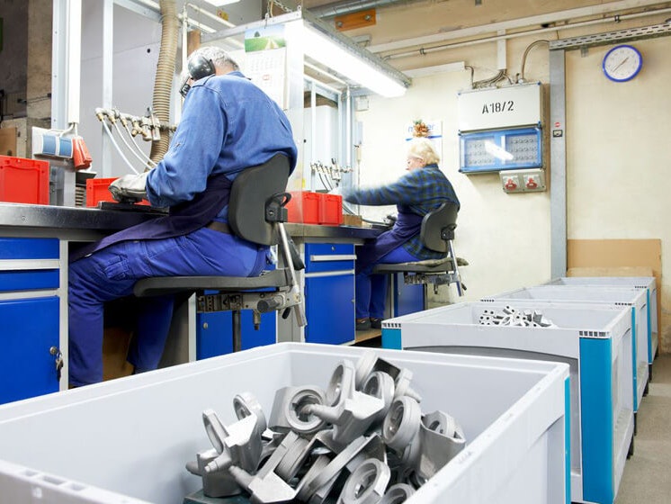 Pojemniki na duże obciążenia SL In den BITO Behältern werden die bereits angefertigten Kleinteile gelagert. Während daneben die Fertigung gerade erst stattfindet.