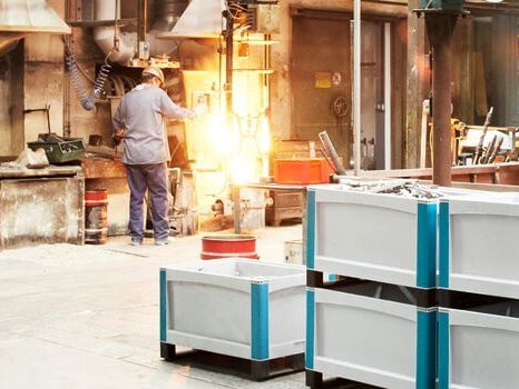 BITO grootvolume bakken SL BITO grootvolume bakken SL staan gestapeld in fabriek waar stalen onderdelen worden gemaakt