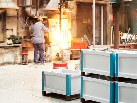 Pojemniki na duże obciążenia SL Moderne BITO Behälter stehen in einer eher altmodischen Schweißerei.