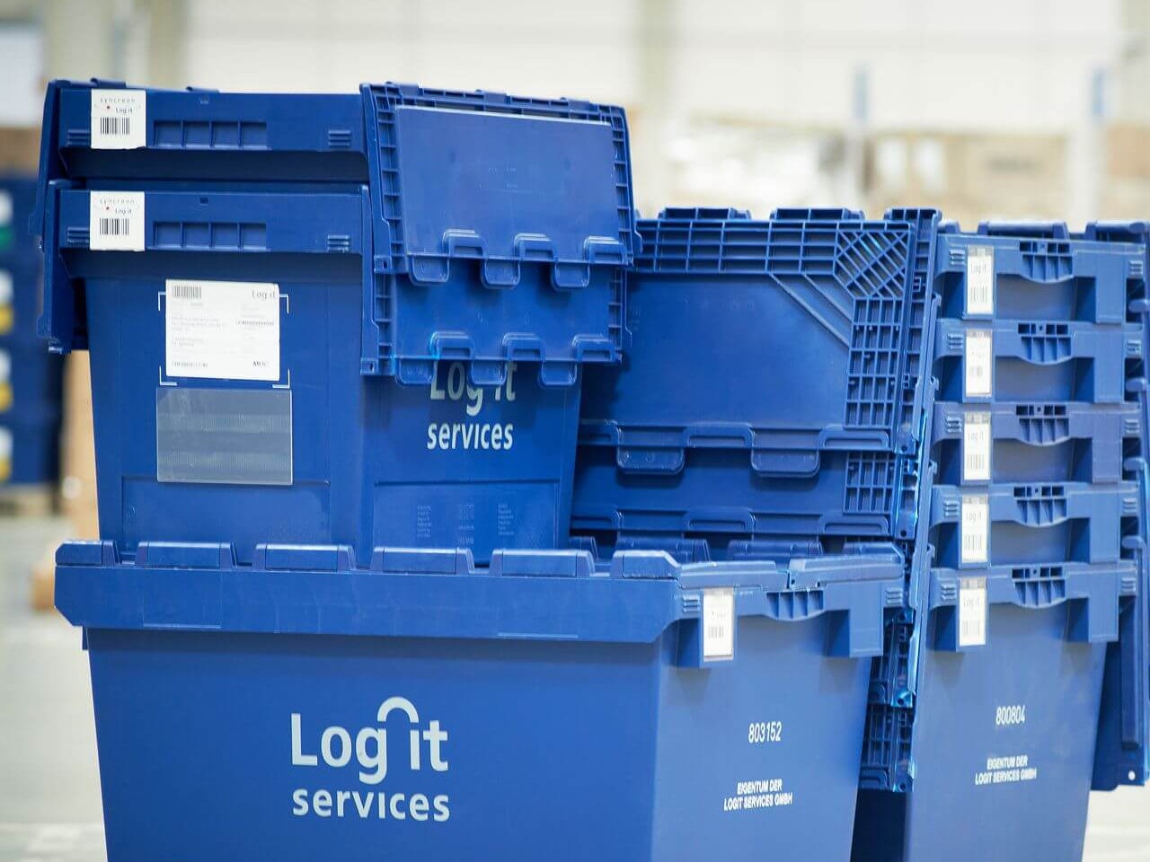 BITO Mehrwegbehälter MB BITO Behälter in verschiedenen Größen mit der Aufschrift Log it Services sind auf einer Palette gestapelt.