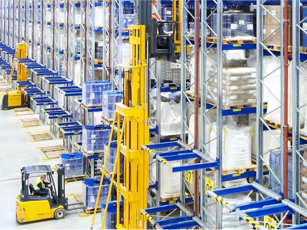 BITO PRO Palettenregal Ein Staplerfahrer lädt sich eine Palette mit Ware aus einem BITO Palettenregal auf.