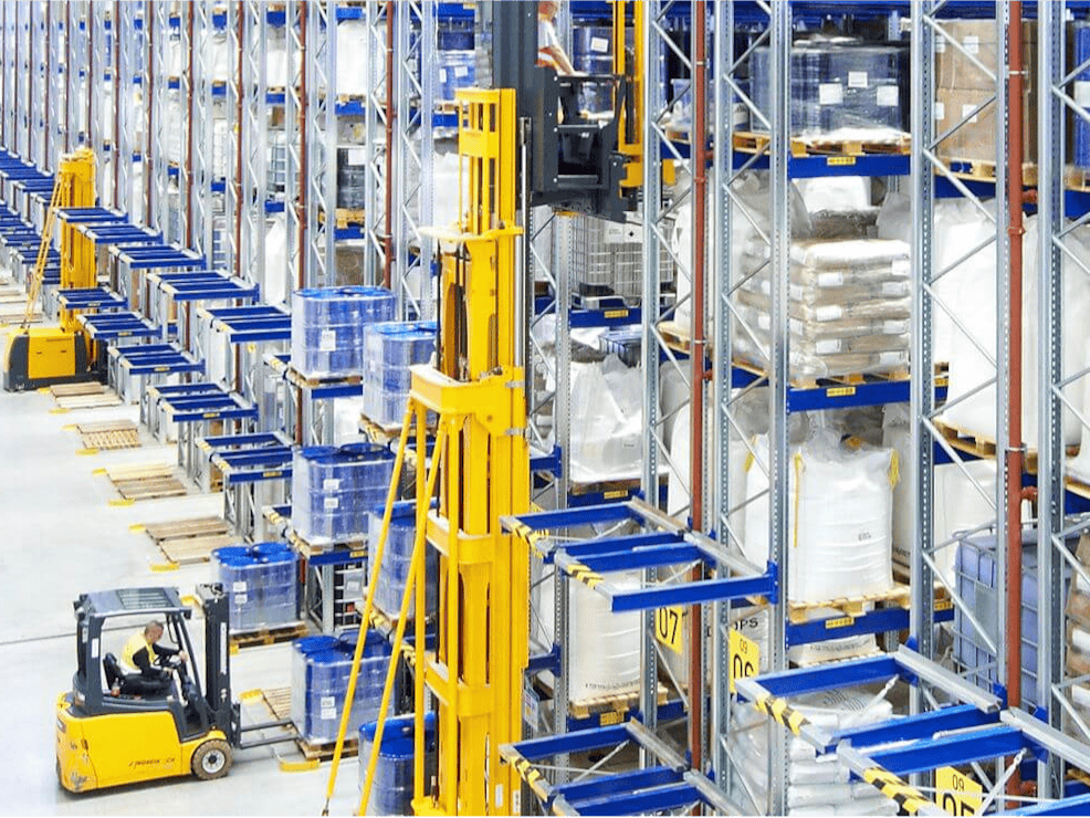 BITO PRO Palettenregal Ein Staplerfahrer lädt sich eine Palette mit Ware aus einem BITO Palettenregal auf.