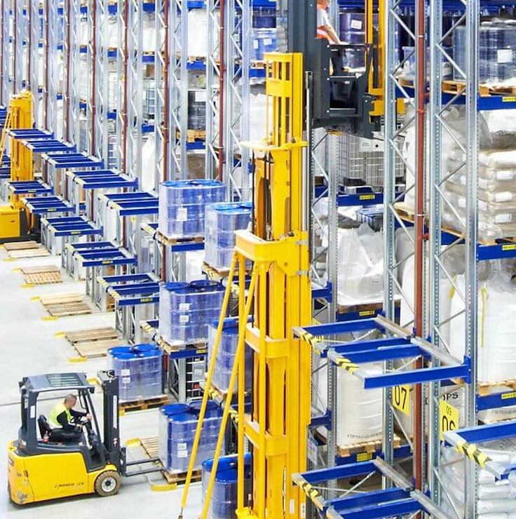 Regały paletowe BITO PRO Ein Staplerfahrer lädt sich eine Palette mit Ware aus einem BITO Palettenregal auf.