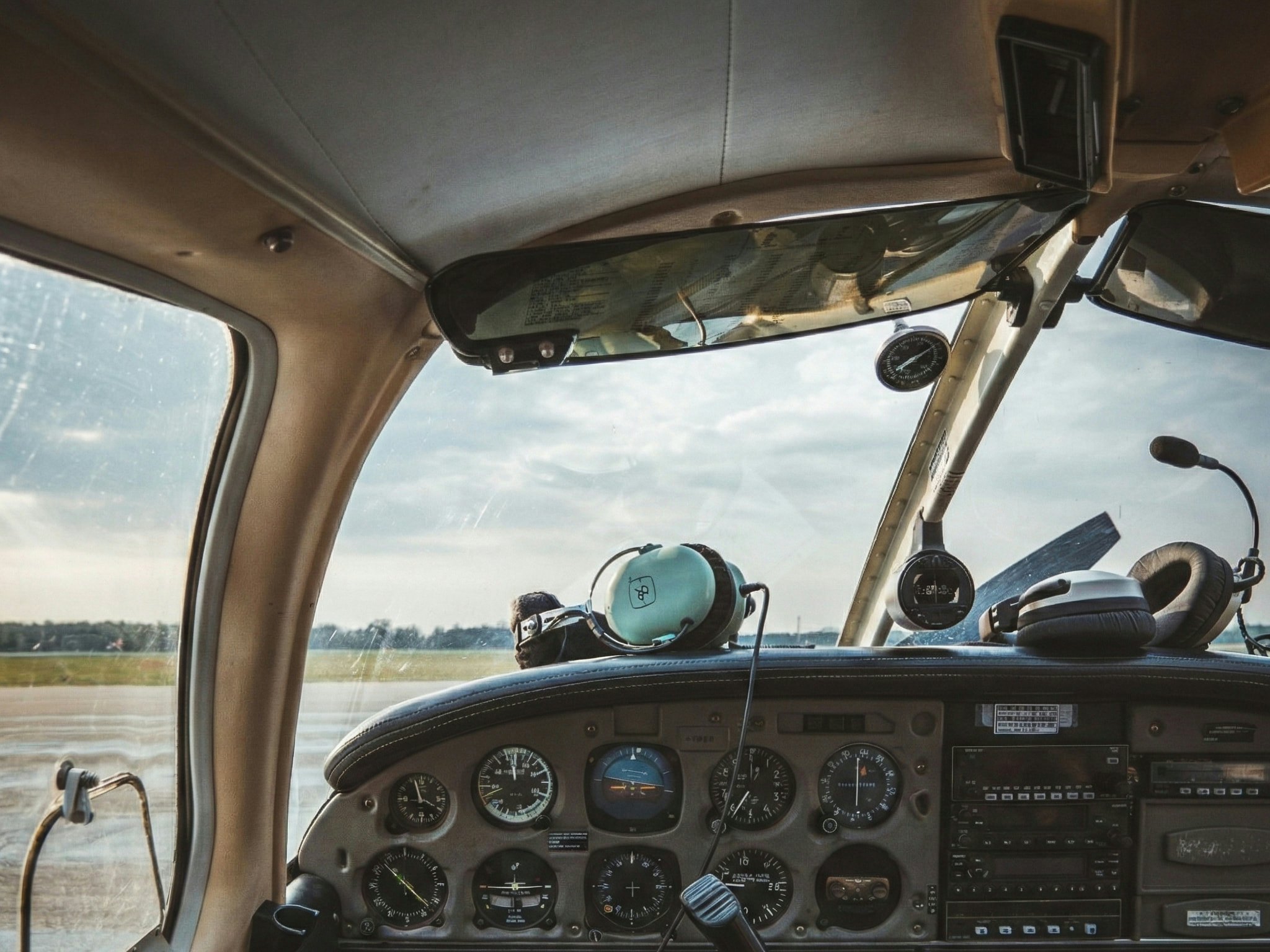 Ein Cockpit eines Flugzeugs von innen aus Sicht des Piloten.