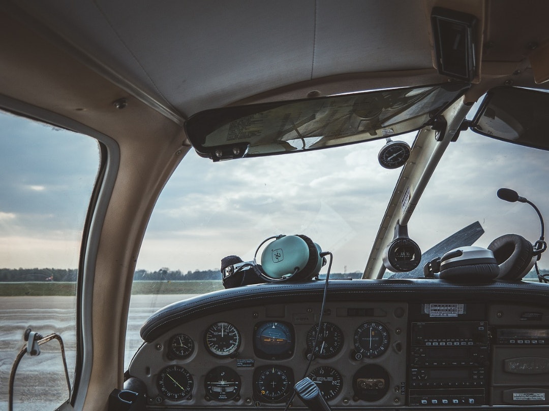 Ein Cockpit eines Flugzeugs von innen aus Sicht des Piloten.