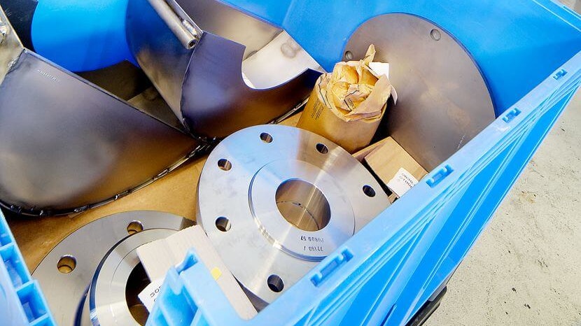 Pojemniki Euro do sztaplowania XL Produkte vom Maschinenbau liegen in einem BITO Behälter.