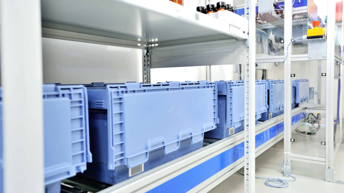 Nahaufnahme von BITO Behältern auf einer Rollleiste unter einem BITO Regal.