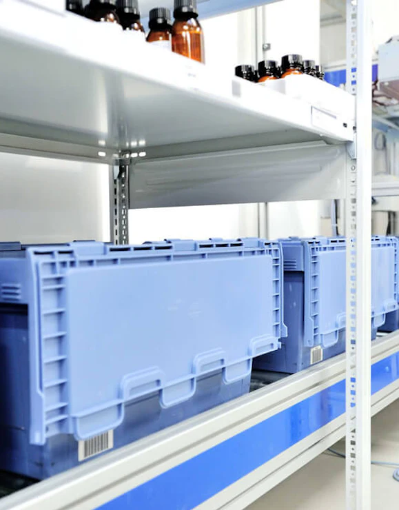 Bacs de distribution BITO, série MB Nahaufnahme von BITO Behältern auf einer Rollleiste unter einem BITO Regal.