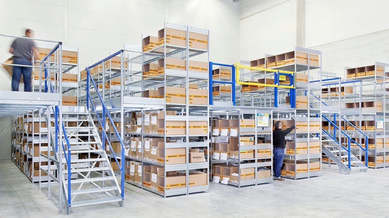 Rayonnages à plusieurs étages BITO Eine Mehrgeschossanlage von BITO , in der Mitarbeiter Kisten einsortieren.