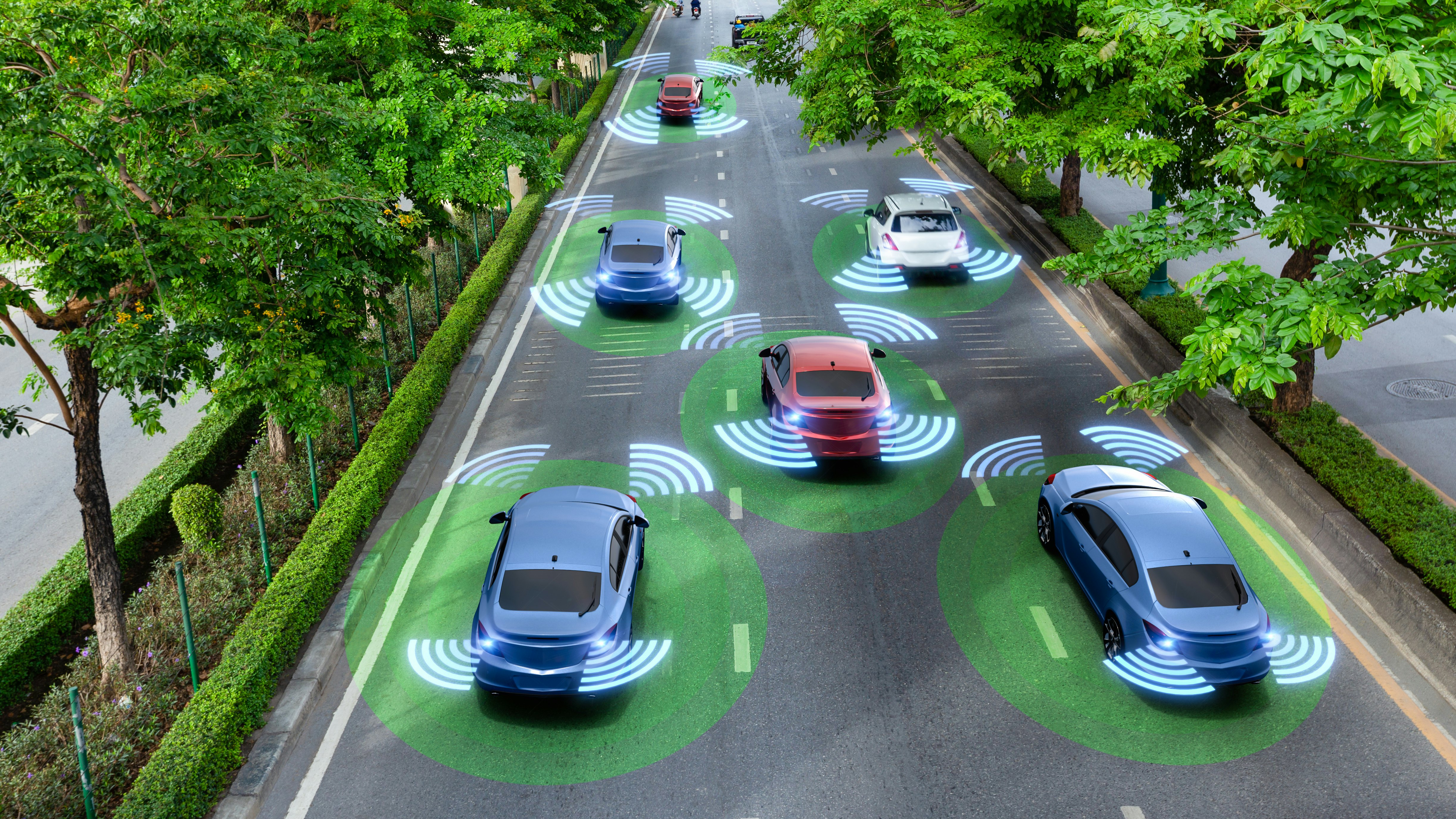 Autonomes Fahren Mehrere autonome Fahrzeuge fahren sicher auf einer grünen Straße